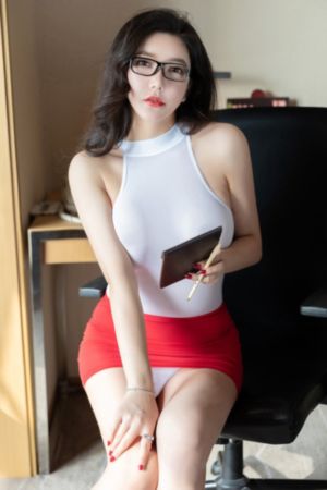 老赵揉搓着娇妻的大乳视频